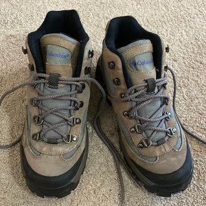 Womens Columbia hiking boots size 8